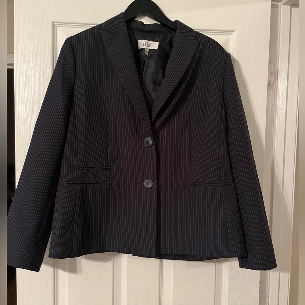 Le Suit. Women’s Suit Jacket. Size 18. Black/White Stripe. One Button Closure.